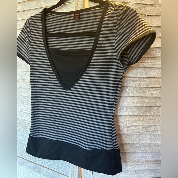 ROMWE Black & Grey Striped Short Sleeve Fitted Top Blouse Size X-Small Pet - Picture 2 of 7